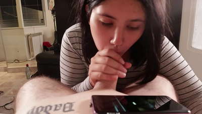 Дразня доведената си сестра, докато тя гледа Disney [Cum]